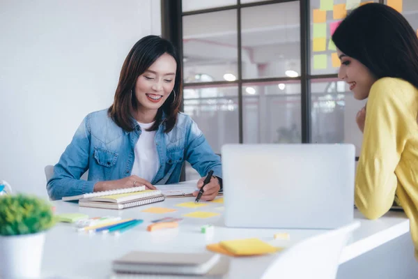 Business Startup Trabajo en equipo Concepto de Brainstroming y Educación . — Foto de Stock