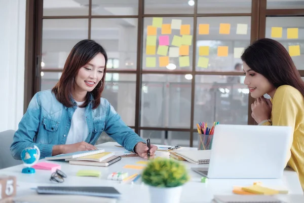 Business Startup Trabajo en equipo Concepto de Brainstroming y Educación . — Foto de Stock