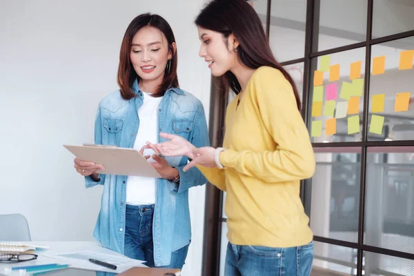 Business Startup Trabalho em equipe Brainstroming e Educação conceito . — Fotografia de Stock