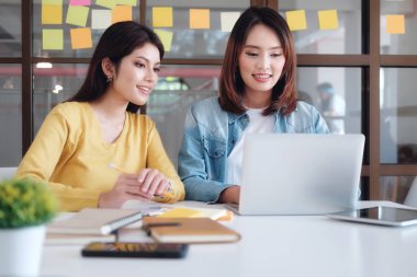 İş başlangıç takım çalışması Brainstroming ve eğitim kavramı.