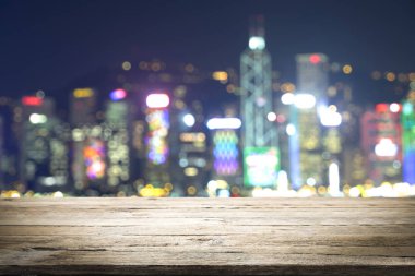 Cityscape arka plan bulanıklık ile ahşap masa.