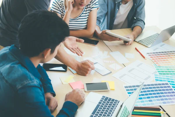 Programmer and Web designer, UX UI meeting for planing mobile ap — Stock Photo, Image