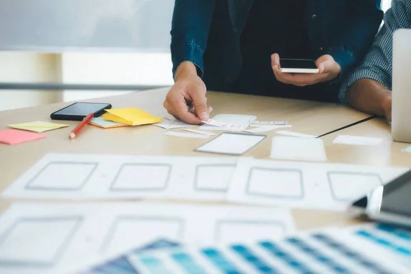 Programmatore e Web designer, riunione UX UI per la piallatura mobile ap — Foto Stock