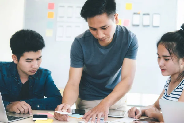 Programmer dan perancang Web, UX UI meeting untuk merencanakan mobile ap — Stok Foto