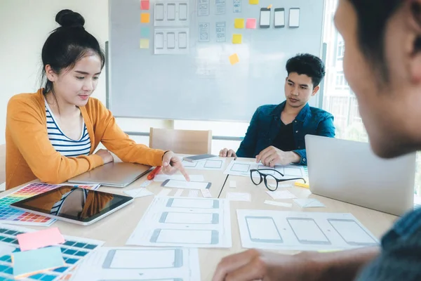 Programador e Web designer, UX UI reunião para planejamento móvel ap — Fotografia de Stock