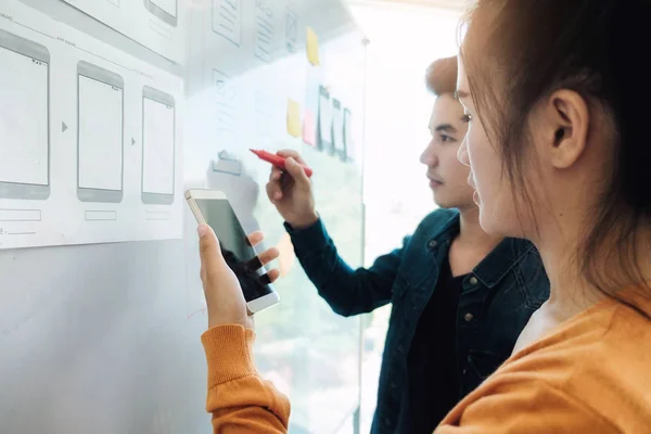 Programmer and Web designer, UX UI meeting for planing mobile ap — Stock Photo, Image