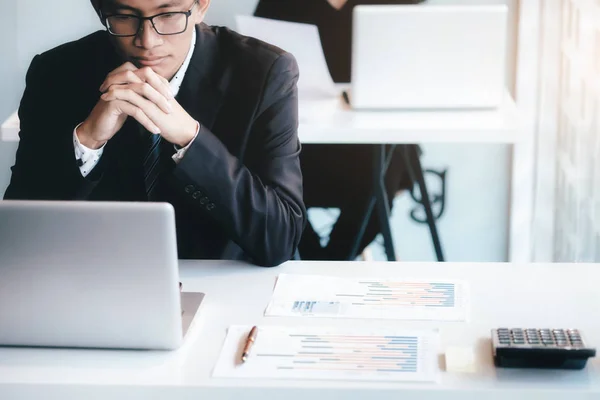 Geschäftsmann nutzt Computer zur Analyse der Investition. — Stockfoto