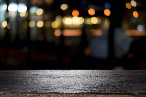 Prázdná tabulka dřevěná platforma a bokeh v noci — Stock fotografie