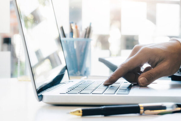 Бизнесмен, использующий компьютер для анализа инвестиций
.