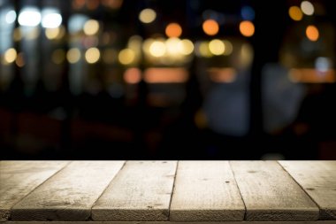 Boş ahşap masa platformu ve bokeh geceleri