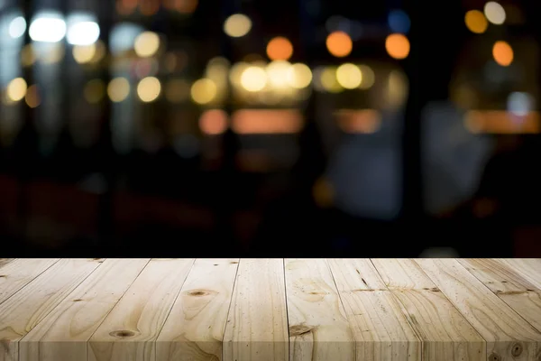 Κενό ξύλινο τραπέζι πλατφόρμα και bokeh τη νύχτα — Φωτογραφία Αρχείου