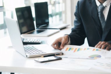 İşadamı yatırım analiz için bilgisayar kullanma.