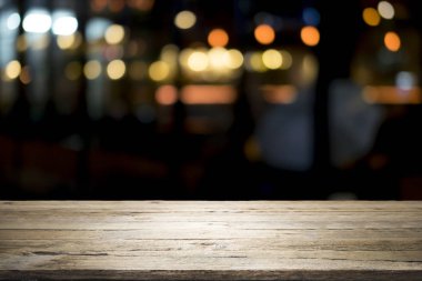 Boş ahşap masa platformu ve bokeh geceleri