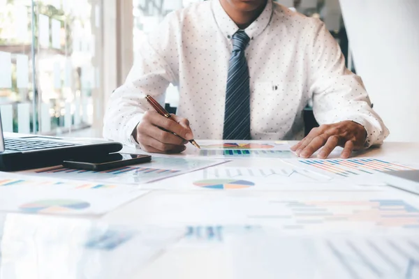 Empresário que utiliza o computador para analisar o investimento . — Fotografia de Stock