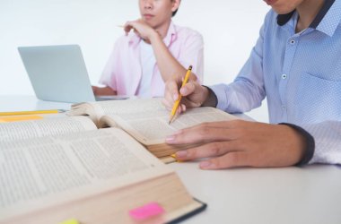 Eğitim kavramı. Arkadaş grubu öğretmen kitapları.