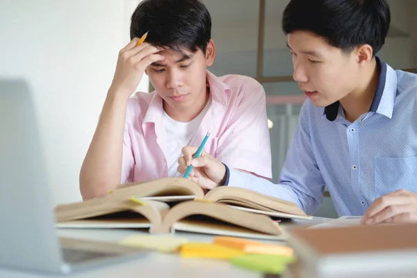 Bildungskonzept. Tutor Bücher mit Freunden. — Stockfoto