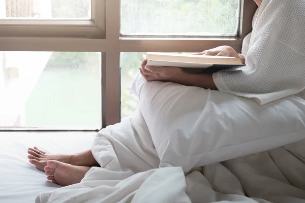 Žena v posteli a čte knihu. — Stock fotografie