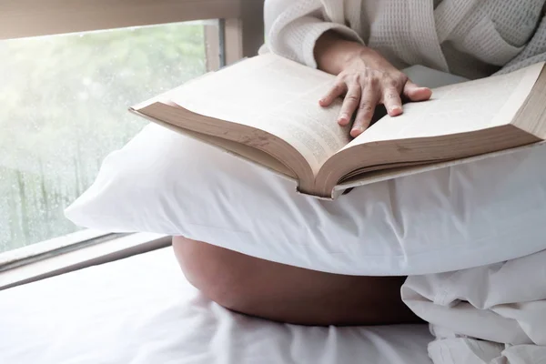 Mulher na cama e lendo um livro . — Fotografia de Stock