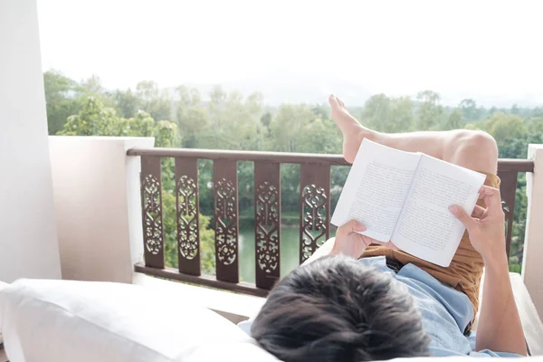 Junger Mann liest ein Buch. Erholsame Zeit. — Stockfoto