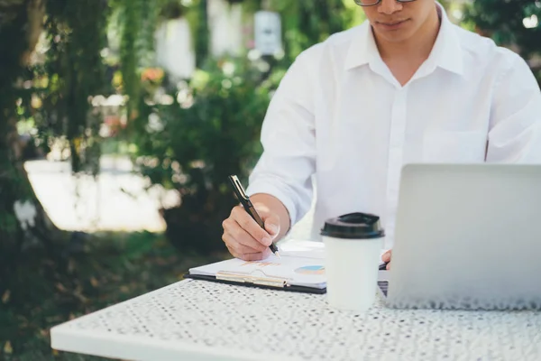 Bureau d'affaires mobile. Travail extérieur . — Photo