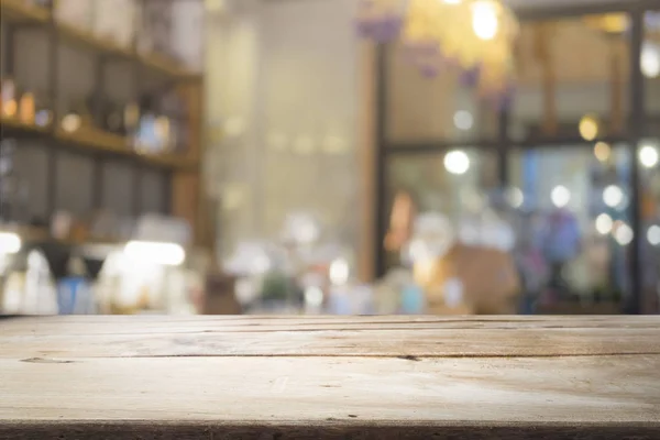 Tavolo in legno con sfondo sfocato di caffetteria — Foto Stock
