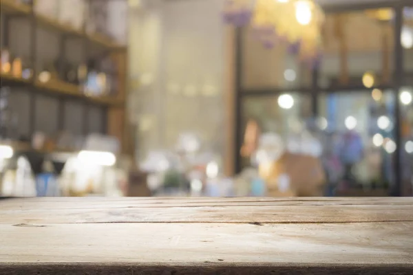 Mesa de madeira com fundo borrão de café — Fotografia de Stock