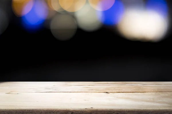 Plataforma de mesa de madeira vazia no bokeh quase . — Fotografia de Stock