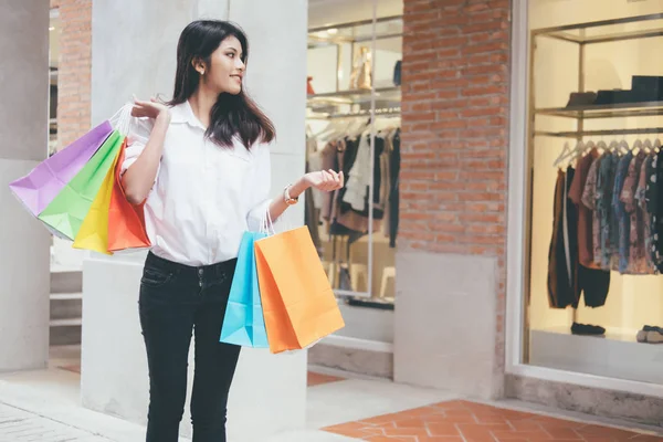 Mujer feliz con bolsas de compras disfrutando en las compras. — Foto de Stock