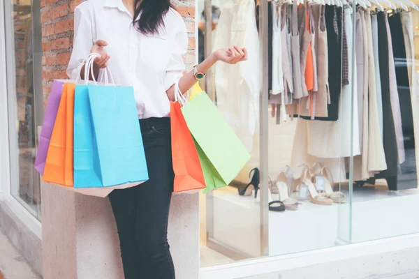 Mujer feliz con bolsas de compras disfrutando en las compras. —  Fotos de Stock