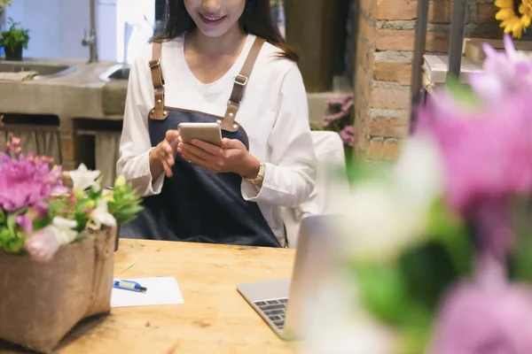 Young Business Owner Flower Shop — Stock Photo, Image