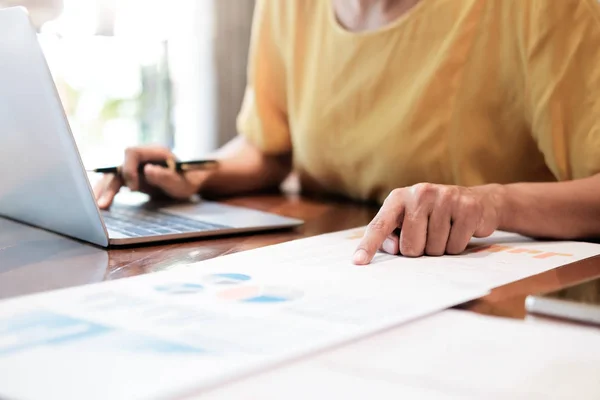 Businesswoman analyse marketing data. — Stock Photo, Image