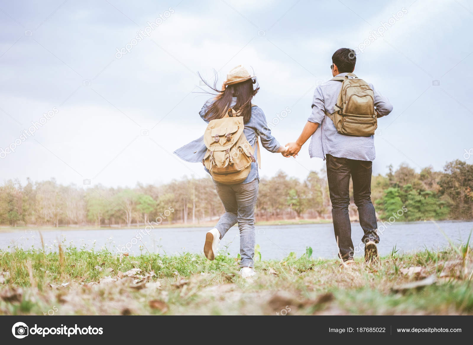 情侣海边牵手唯美图片 情侣手牵手在海边散步的图片_配图网
