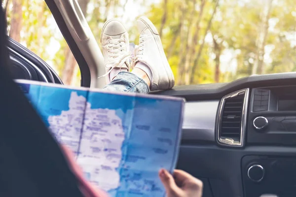 Jovem mulher viajante de carro com mapa . — Fotografia de Stock