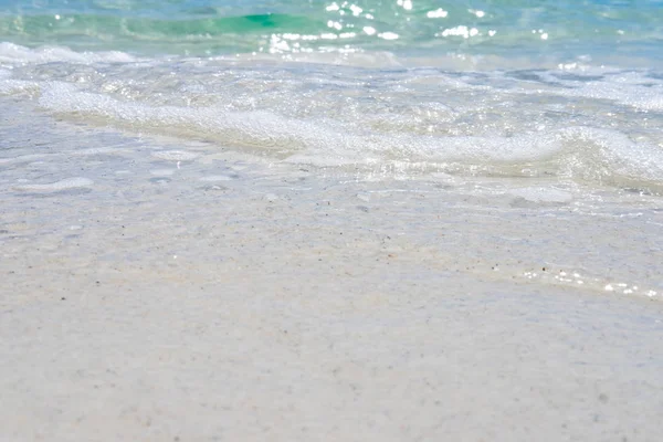 Ola del mar en la playa de arena blanca —  Fotos de Stock