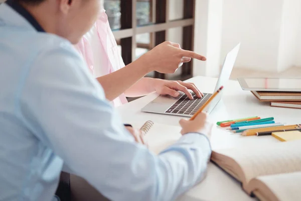 Jonge studenten campus helpt vriend inhaalslag en leren. — Stockfoto