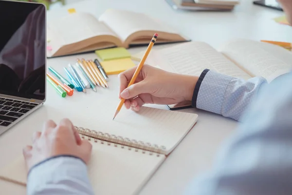 Jonge studenten campus helpt vriend inhaalslag en leren. — Stockfoto