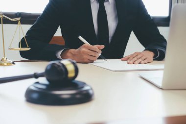 Yargıç tokmak ile Adalet avukatlar ofiste çalışan. 