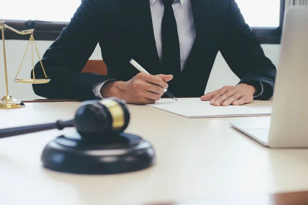 Yargıç tokmak ile Adalet avukatlar ofiste çalışan. 