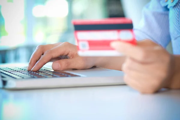 Klant winkelen online betalen met credit card. — Stockfoto