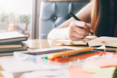 Öğrenci Kitaplığı'nda bir kitap okuma.