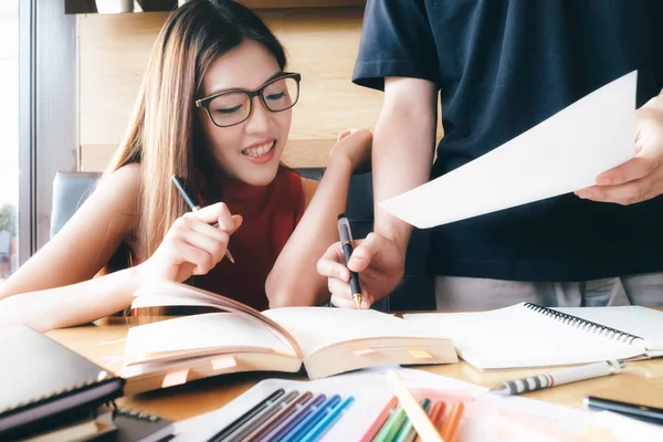 Jovem e homem estudando para um teste ou um exame. Grupo de estudo — Fotografia de Stock