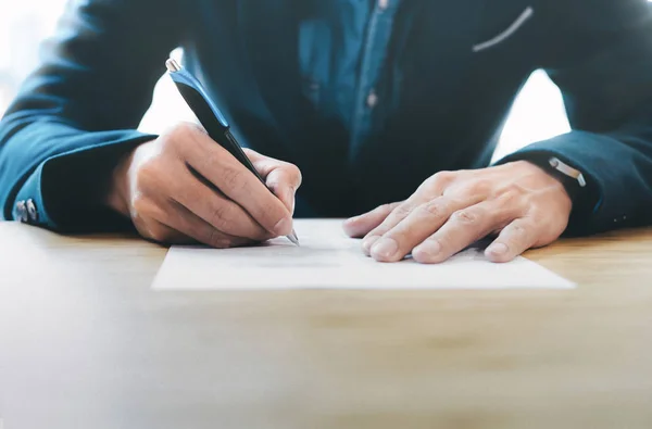 Geschäftsmann unterschreibt Vertrag und macht einen Deal. — Stockfoto