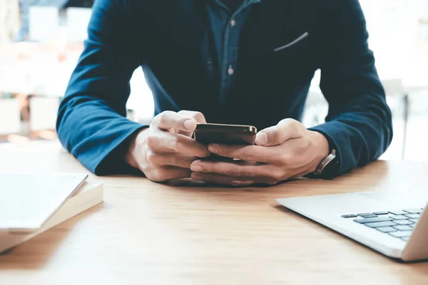 Geschäftsmann nutzt Smartphone zur Analyse von Informationen. — Stockfoto