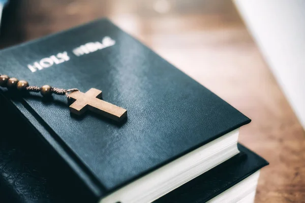 Heiliger Bilble mit christlichem Kreuz auf dem Tisch. — Stockfoto