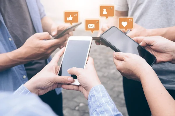 Groupe de jeunes adolescents utilisant des téléphones mobiles . — Photo