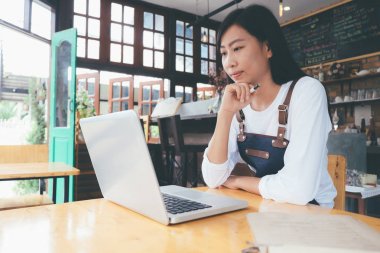 Genç başlangıç sahibi küçük kafe Salonu.