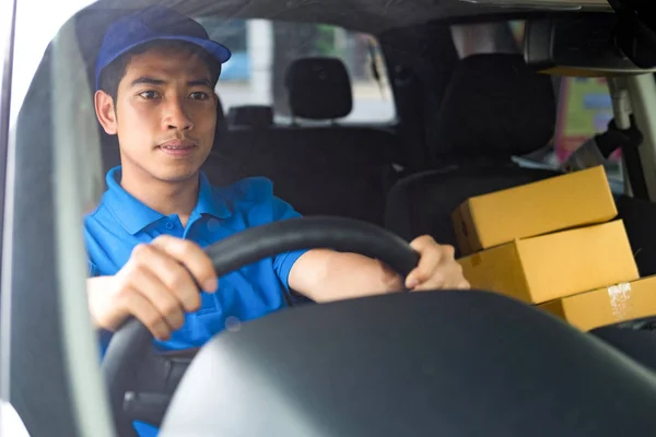 Conductor de entrega coche con paquetes — Foto de Stock