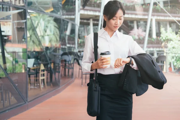 Asiatische Geschäftsfrau arbeiten im Freien. — Stockfoto