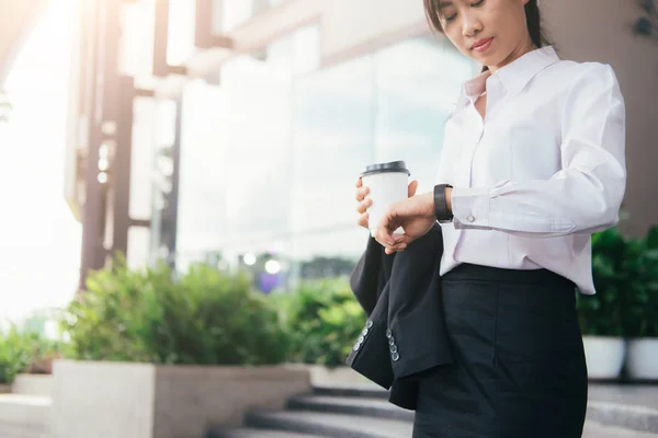 Asiatische Geschäftsfrau arbeiten im Freien. — Stockfoto