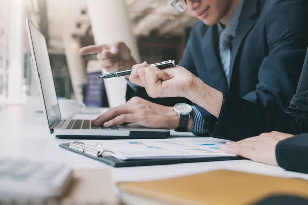 İş takım iş brainstroming toplantı süreci.